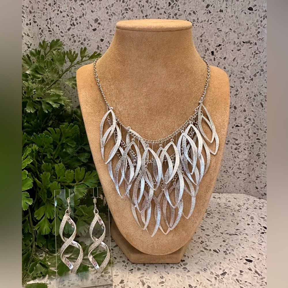 Silver tone textured sparkle necklace set